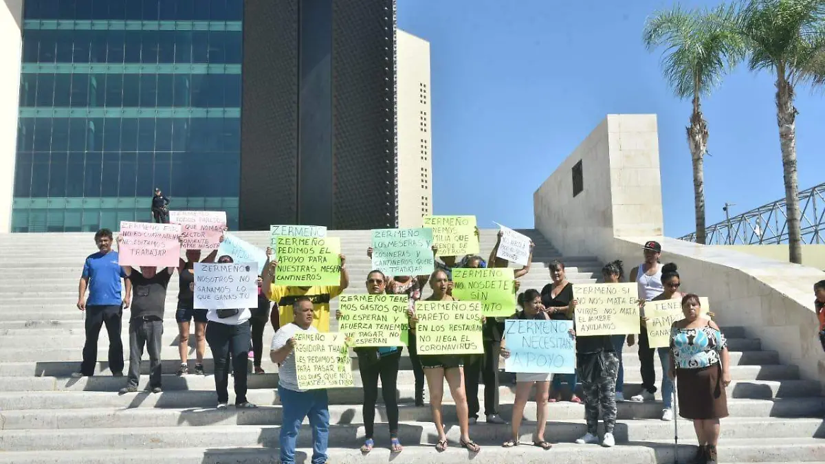 12 COBIAN 5  TRABAJADORAS DE BARES PIDEN AYUDA AL ALCALDE